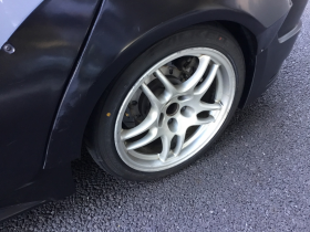 タイヤホイール前