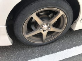 タイヤホイール前
