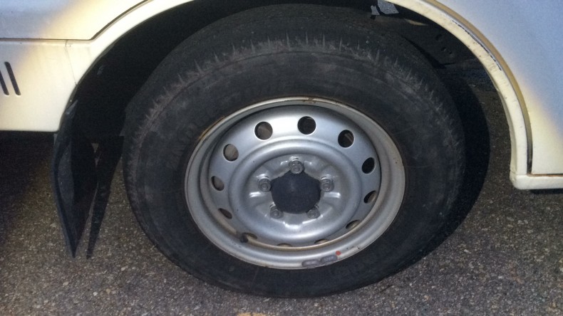 タイヤホイール前