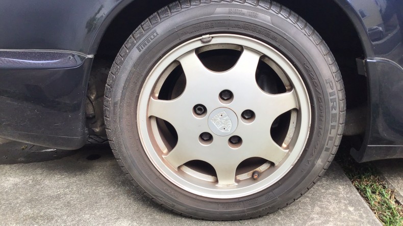 タイヤホイール前