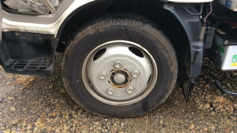 タイヤホイール前