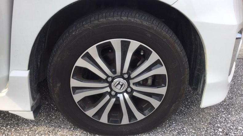 タイヤホイール前